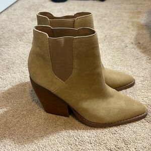 BP Light Tan Suede Pull on Boots pointed toe size 8.5